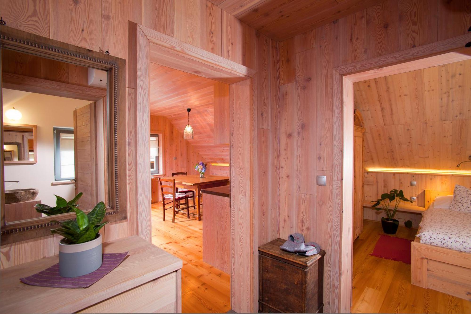 Juvanova Hisa - Apartments And Rooms Luce Luaran gambar
